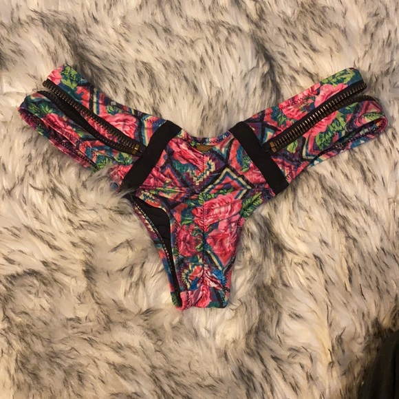 Beach bunny bronze skimpy bottoms - Picture 2 of 3